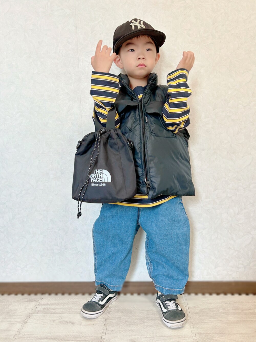 ブルー系のTシャツ/カットソー、ブルー系のデニムパンツ、ブラック系のショルダーバッグを着用したキッズの秋コーディネートの2枚目の写真