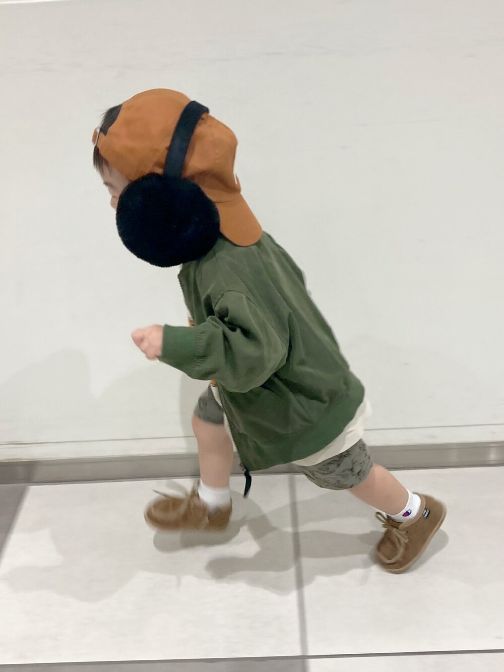 ホワイト系のTシャツ/カットソー、グリーン系のブルゾン、グリーン系のその他パンツを着用したキッズの秋コーディネートの5枚目の写真