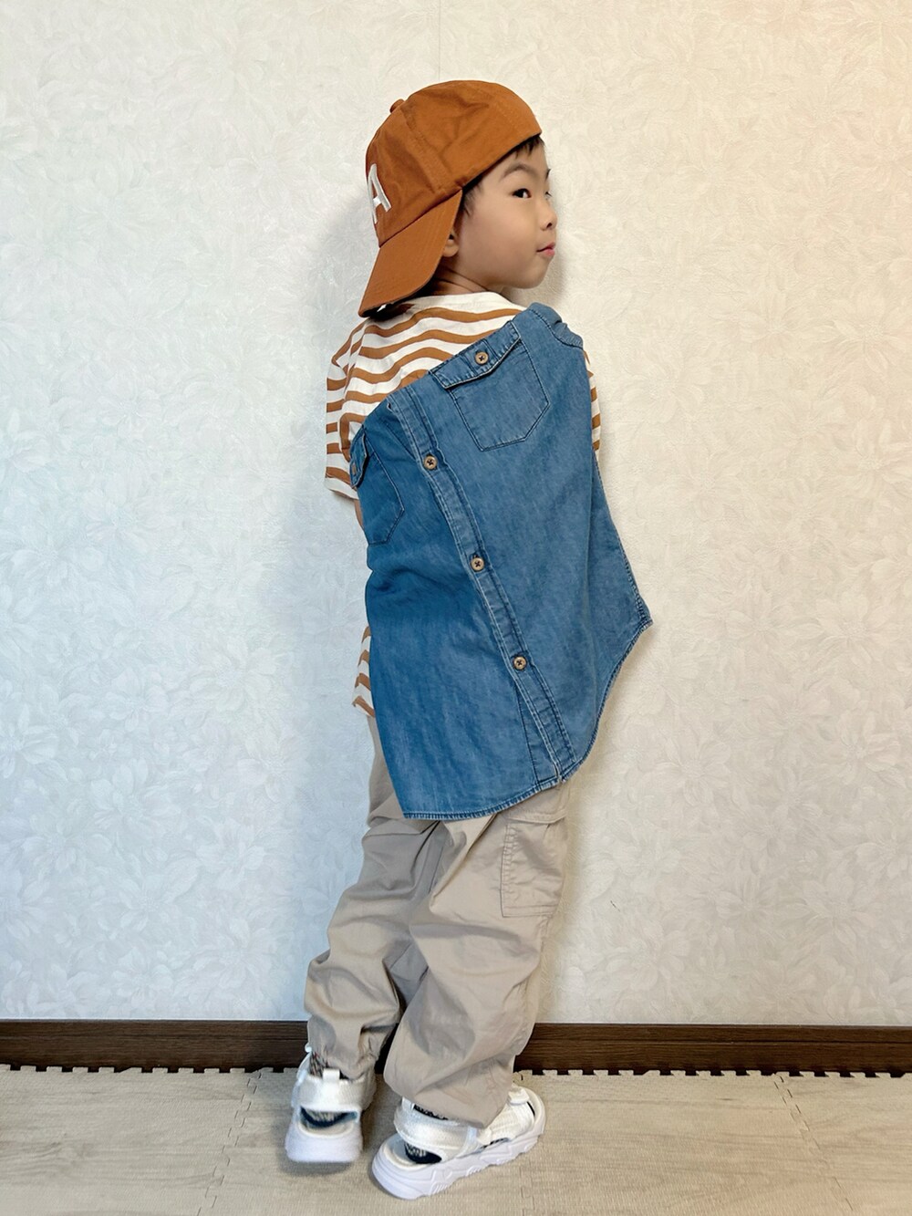 ベージュ系のTシャツ/カットソー、ブルー系のシャツ/ブラウス、ベージュ系のカーゴパンツを着用したキッズの秋コーディネートの5枚目の写真