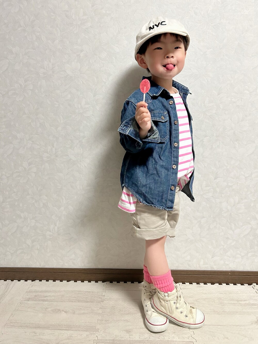 ピンク系のTシャツ/カットソー、ブルー系のシャツ/ブラウス、ベージュ系のチノパンツを着用したキッズの春コーディネートの4枚目の写真
