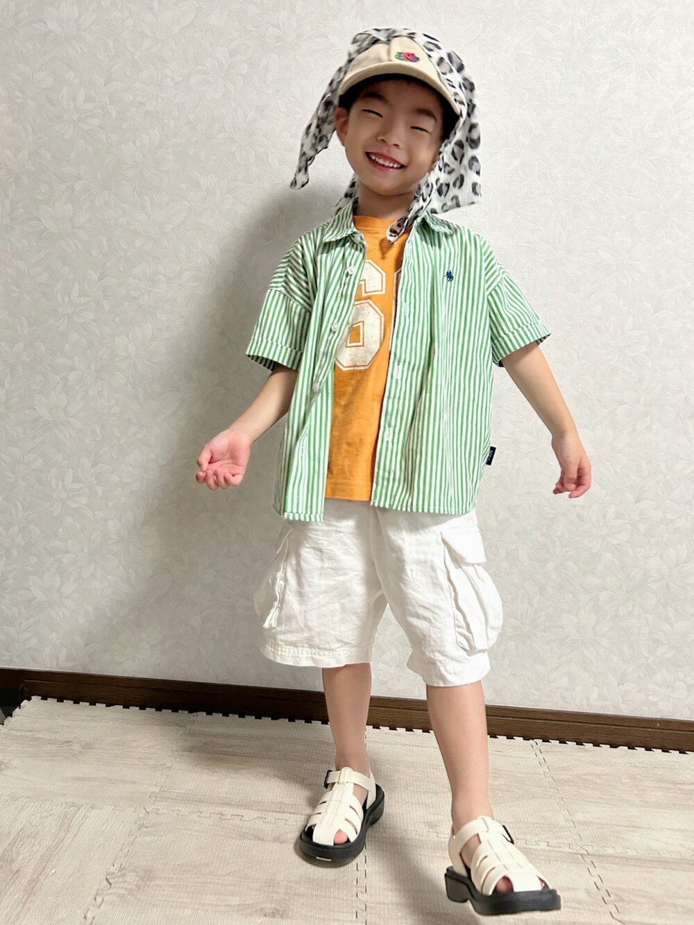 グリーン系のシャツ/ブラウス、オレンジ系のTシャツ/カットソー、ホワイト系のその他パンツを着用したキッズの夏コーディネートの4枚目の写真