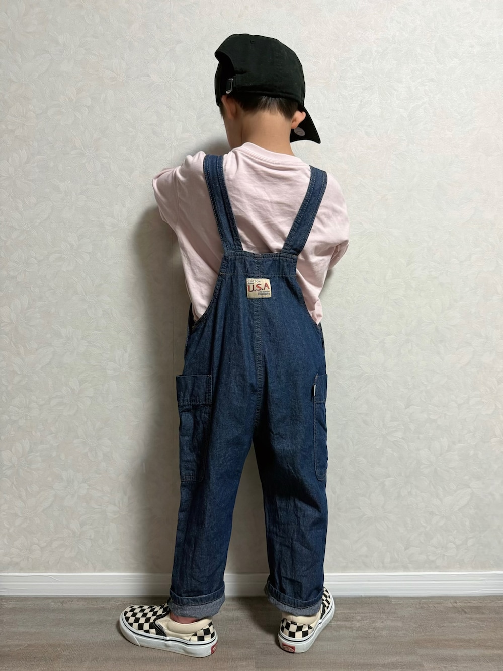 ブルー系のサロペット/オーバーオール、ブラック系のスリッポン、ピンク系のTシャツ/カットソーを着用したキッズの春コーディネートの5枚目の写真