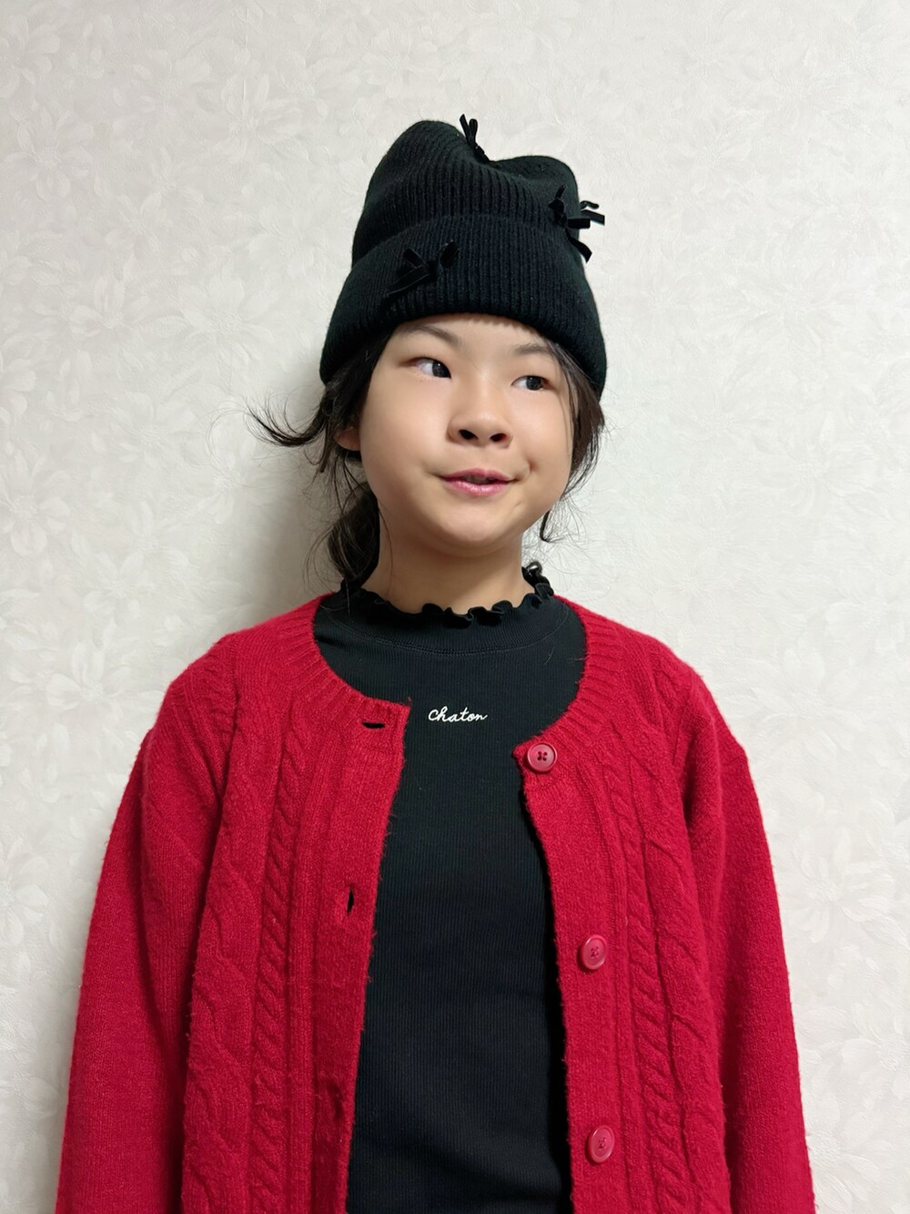 ブラウン系のスカート、ブラック系のブーツ、ブラック系のTシャツ/カットソーを着用したキッズの秋コーディネートの4枚目の写真