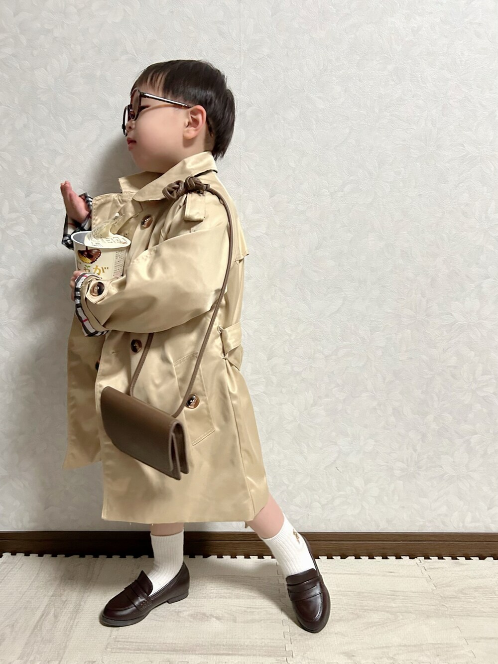 ホワイト系のシャツ/ブラウス、ホワイト系のベスト、ベージュ系のトレンチコートを着用したキッズの春コーディネートの3枚目の写真