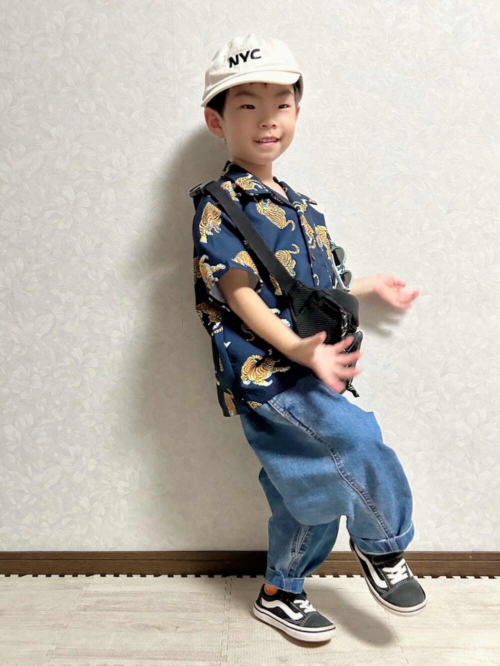 ブルー系のシャツ/ブラウス、ブラック系のボディバッグ/ウエストポーチ、ブルー系のデニムパンツを着用したキッズの秋コーディネートの5枚目の写真