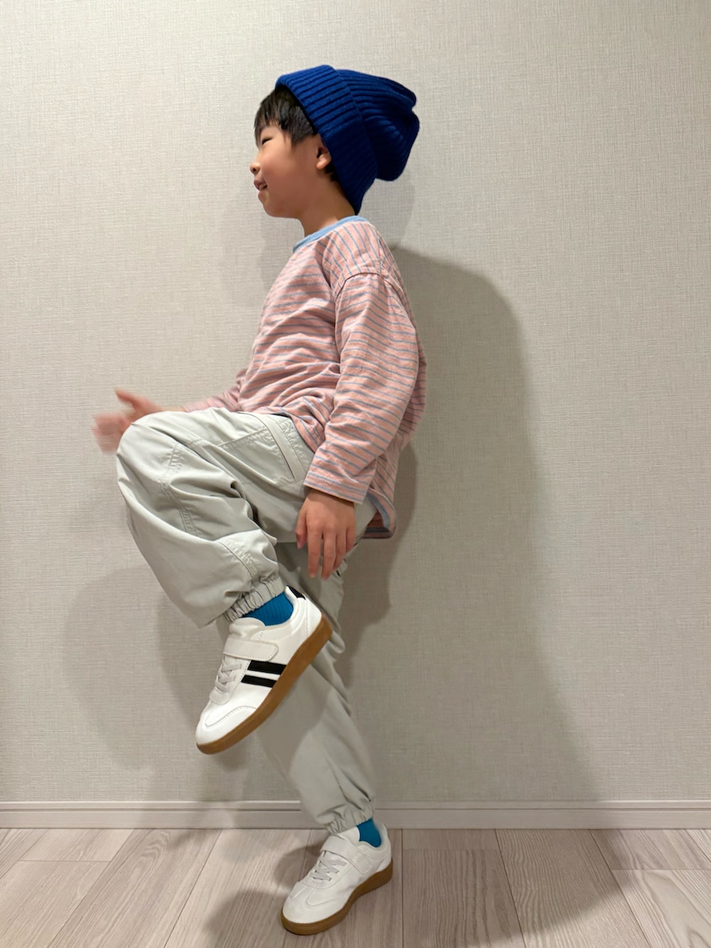 ピンク系のTシャツ/カットソー、グレー系のパーカー、グレー系のその他パンツを着用したキッズの春コーディネートの4枚目の写真