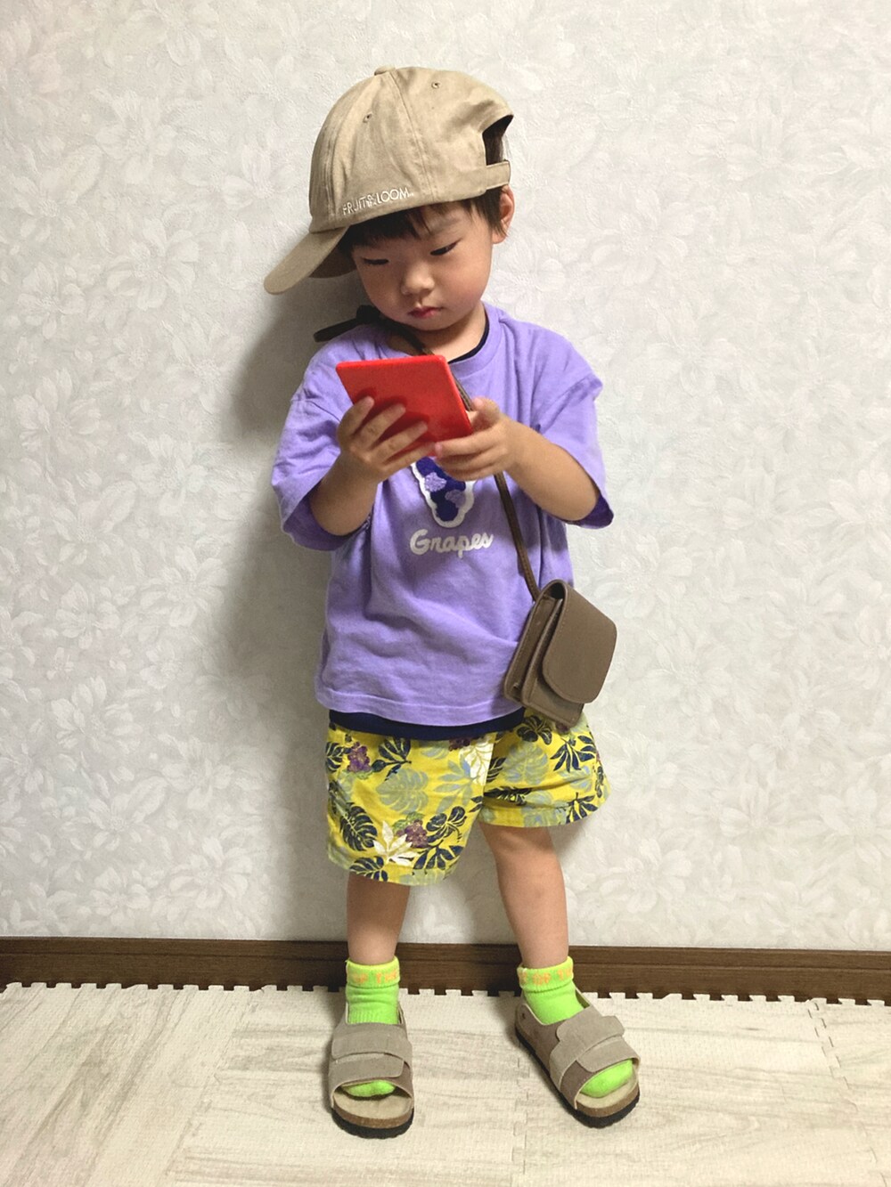 パープル系のTシャツ/カットソー、ブルー系のTシャツ/カットソー、イエロー系のその他パンツを着用したキッズの夏コーディネートの5枚目の写真