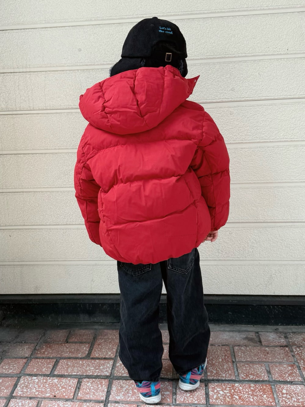 ブルー系のスニーカー、グレー系のスウェット、ブルー系のその他トップスを着用したキッズの冬コーディネートの4枚目の写真