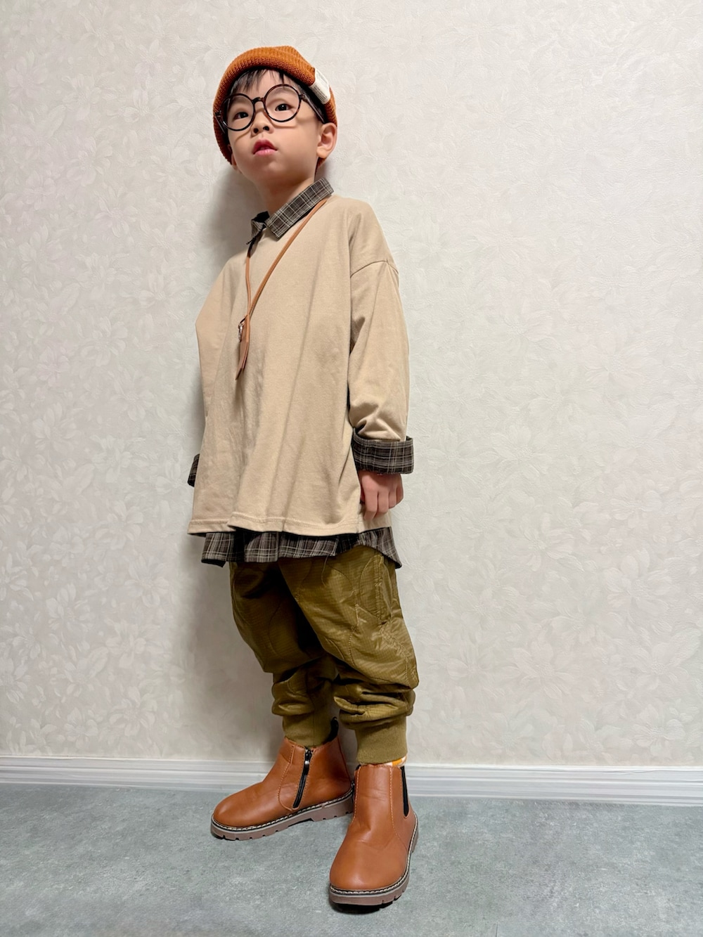 ブラウン系のその他パンツ、ベージュ系のTシャツ/カットソー、ブラウン系のシャツ/ブラウスを着用したキッズの秋コーディネートの2枚目の写真