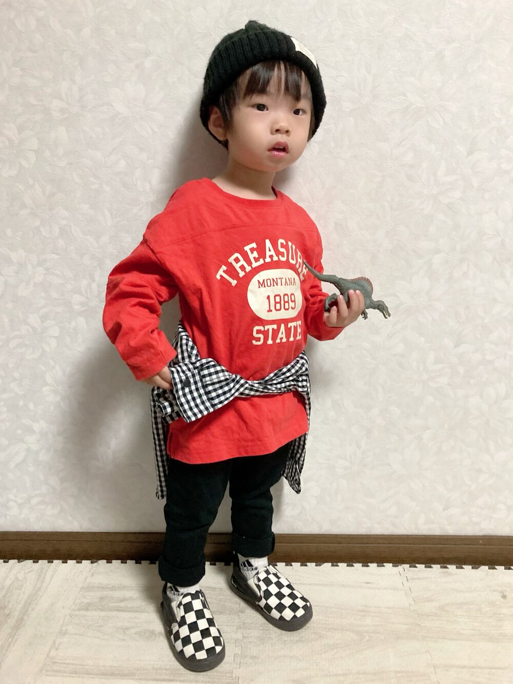 レッド系のTシャツ/カットソー、その他のシャツ/ブラウス、ブラック系のその他パンツを着用したキッズの秋コーディネートの5枚目の写真