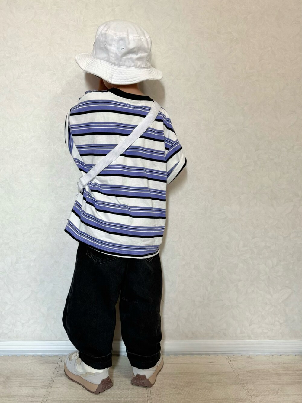 パープル系のTシャツ/カットソー、グレー系のデニムパンツ、ホワイト系のショルダーバッグを着用したキッズの夏コーディネートの4枚目の写真