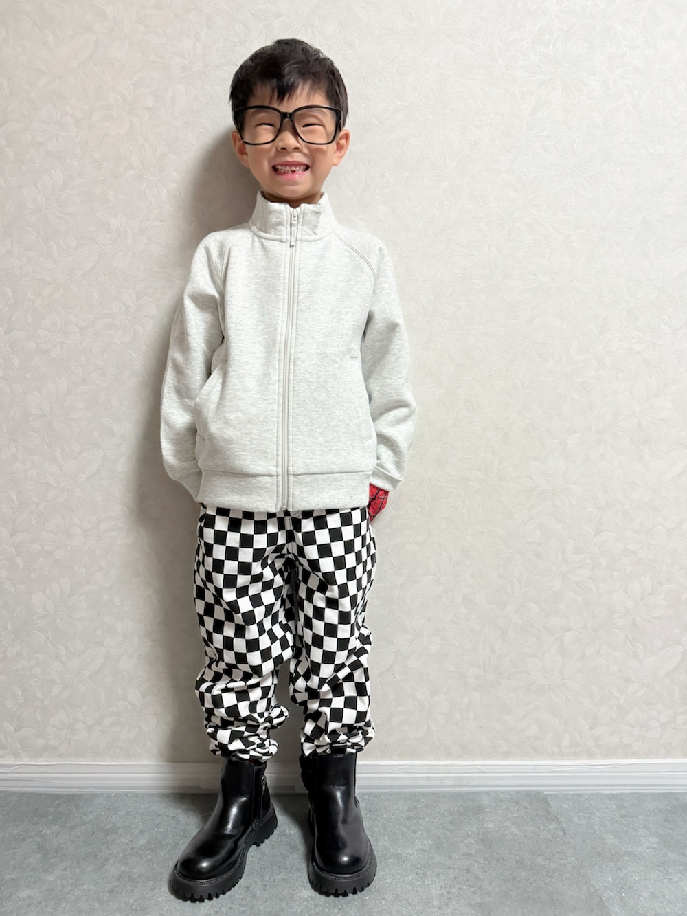 ホワイト系のTシャツ/カットソー、ブラック系のその他パンツ、ブラック系のスニーカーを着用したキッズの秋コーディネートの3枚目の写真