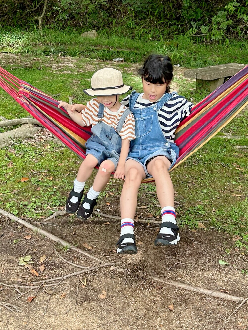 ベージュ系のTシャツ/カットソー、ブルー系のTシャツ/カットソー、ブルー系のサロペット/オーバーオールを着用したキッズの夏コーディネートの3枚目の写真