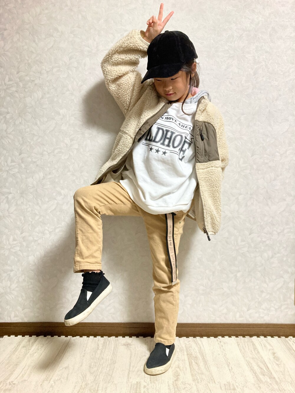 ベージュ系のブルゾン、ホワイト系のスウェット、グリーン系のパンツを着用したキッズの冬コーディネートの2枚目の写真