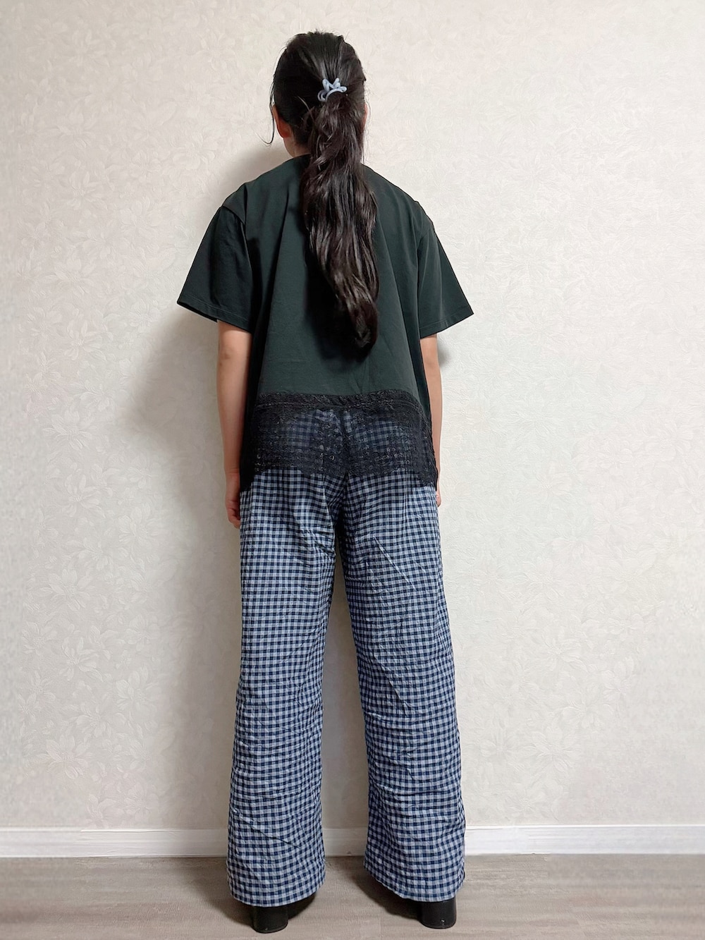 ブラック系のTシャツ/カットソー、ブルー系のその他パンツ、ブラック系のサンダルを着用したキッズの夏コーディネートの4枚目の写真