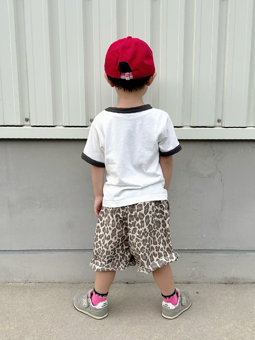 ホワイト系のTシャツ/カットソー、ベージュ系のその他パンツ、グレー系のスニーカーを着用したキッズの夏コーディネートの5枚目の写真