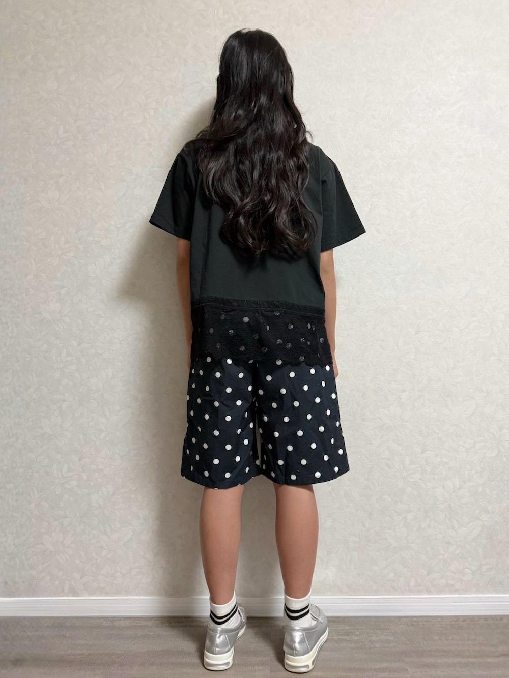 ブラック系のその他パンツ、ブラック系のTシャツ/カットソー、シルバー系のショルダーバッグを着用したキッズの夏コーディネートの4枚目の写真