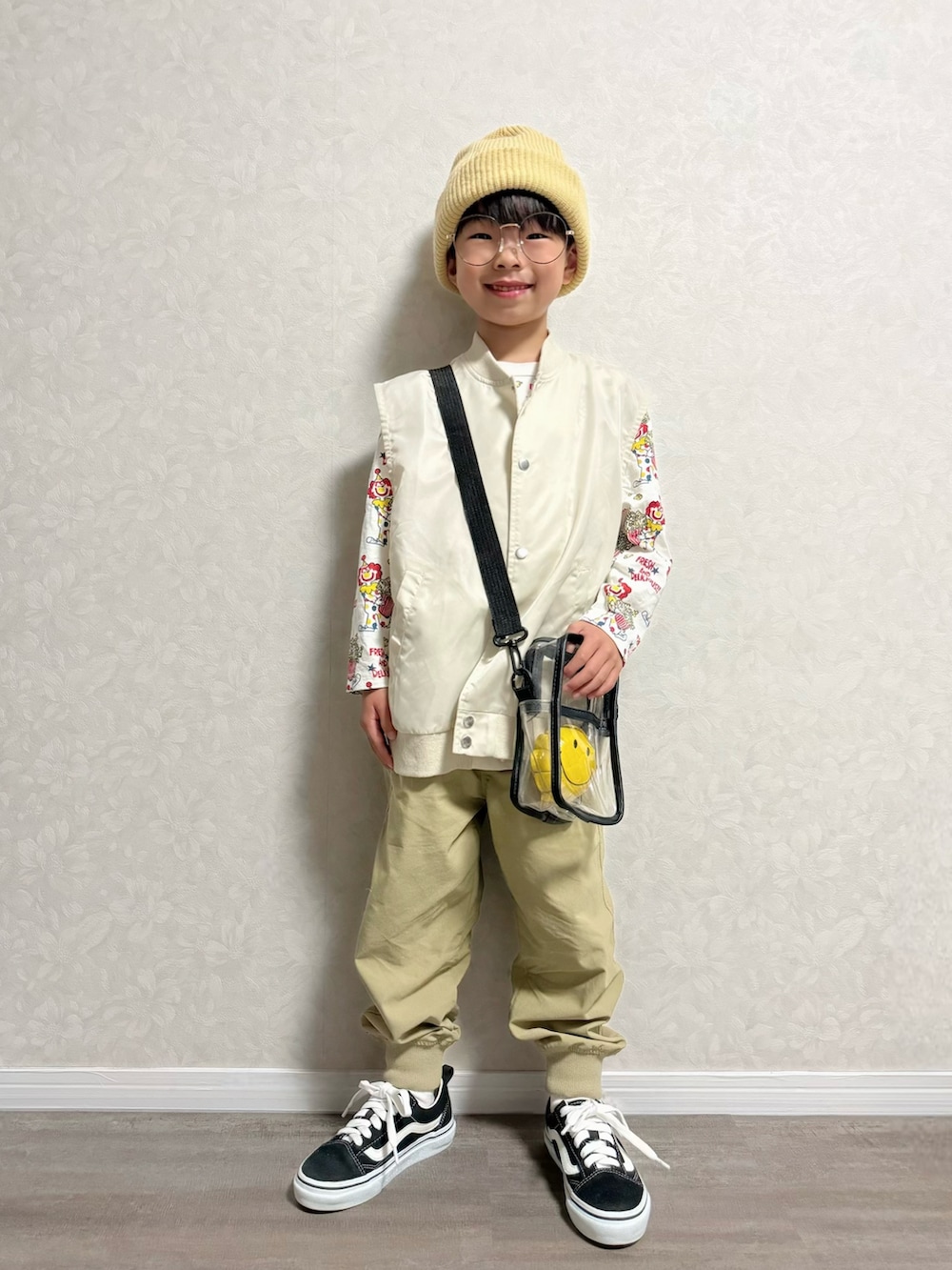 ベージュ系のTシャツ/カットソー、ベージュ系のベスト、ベージュ系のその他パンツを着用したキッズの春コーディネートの2枚目の写真