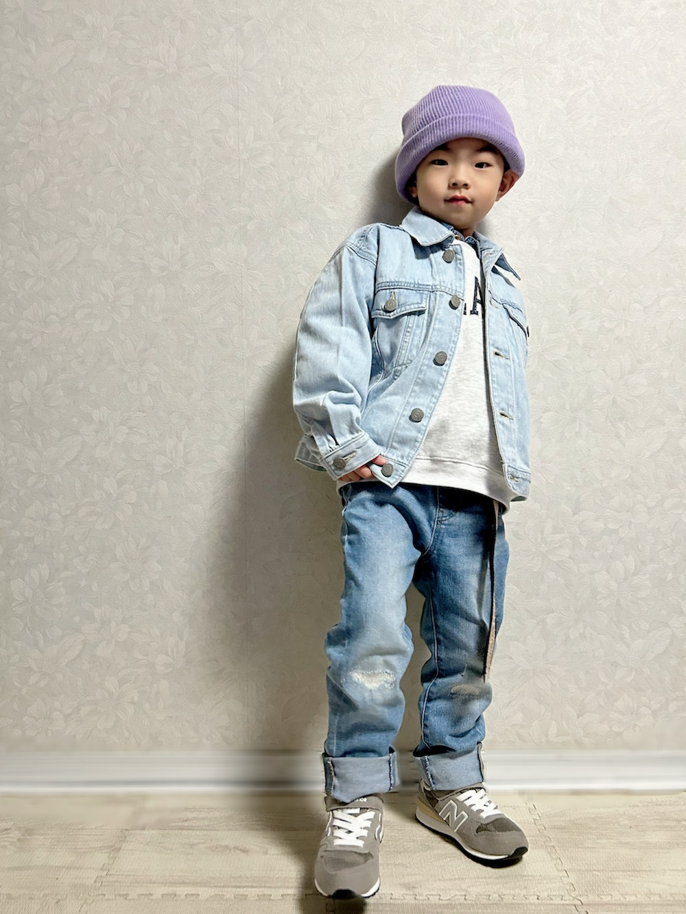 ブルー系のシャツ/ブラウス、グレー系のスウェット、ブルー系のデニムジャケットを着用したキッズの冬コーディネートの3枚目の写真