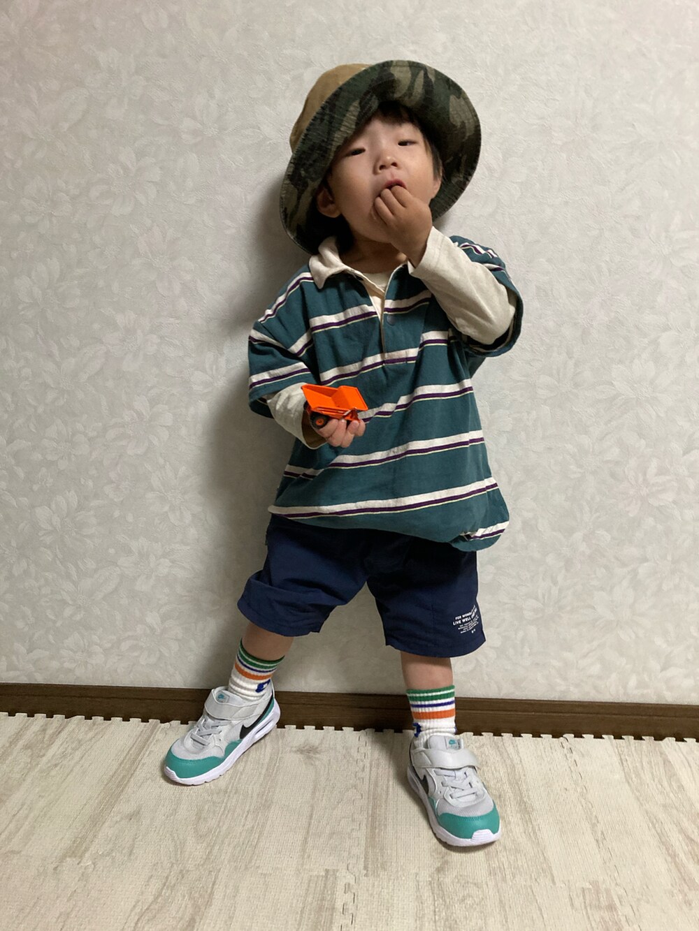 ベージュ系のTシャツ/カットソー、グリーン系のポロシャツ、ブルー系のその他パンツを着用したキッズの春コーディネートの2枚目の写真