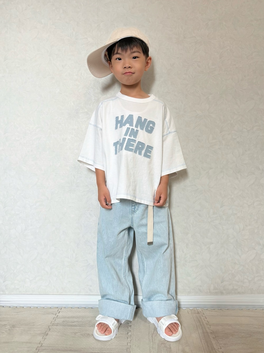 ホワイト系のTシャツ/カットソー、ブルー系のデニムパンツ、ホワイト系のサンダルを着用したキッズの夏コーディネートの4枚目の写真