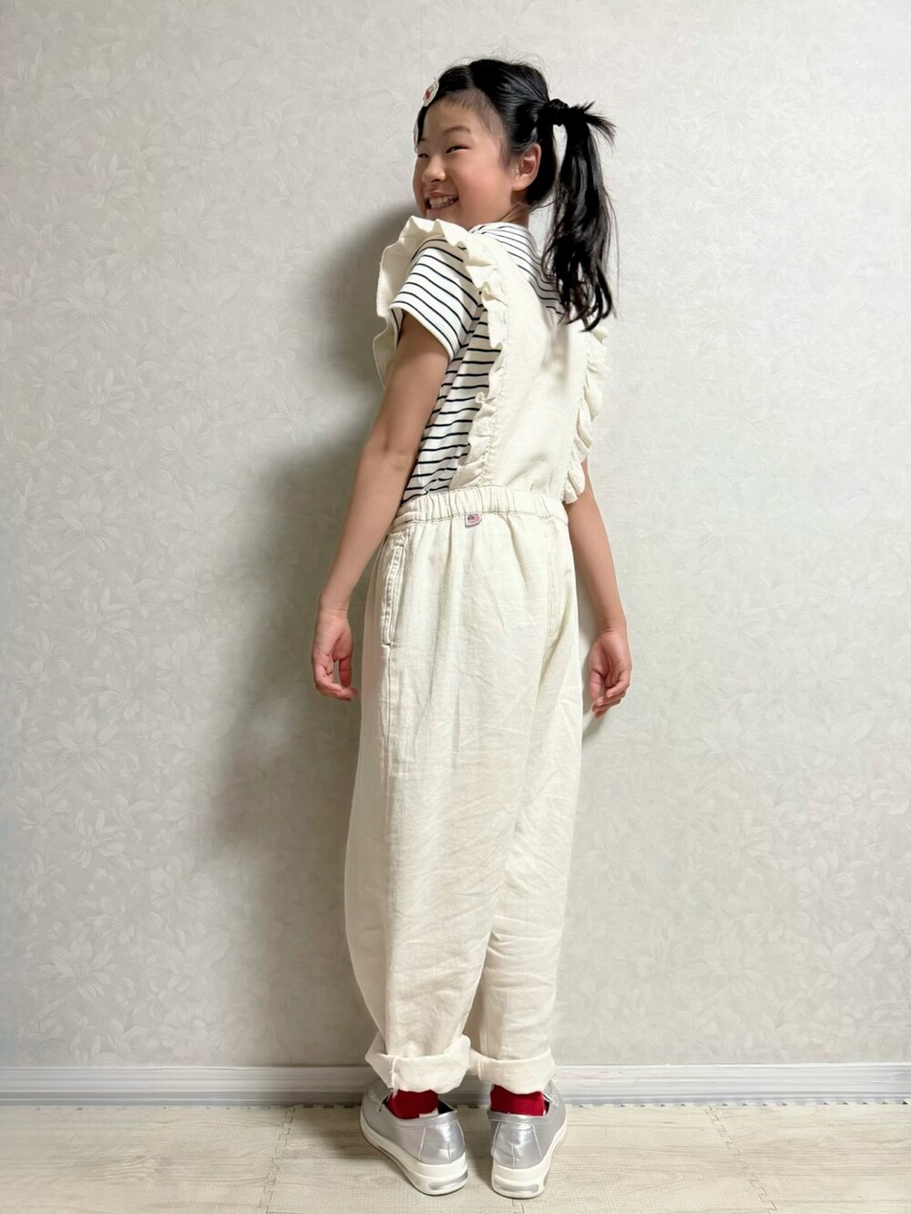 ホワイト系のサロペット/オーバーオール、シルバー系のショルダーバッグ、ブラック系のスニーカーを着用したキッズの春コーディネートの4枚目の写真