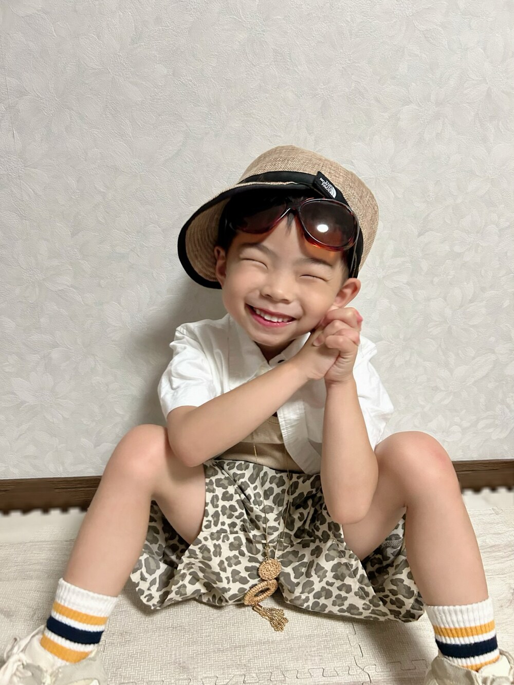 ベージュ系のタンクトップ、ホワイト系のシャツ/ブラウス、ベージュ系のその他パンツを着用したキッズの夏コーディネートの5枚目の写真