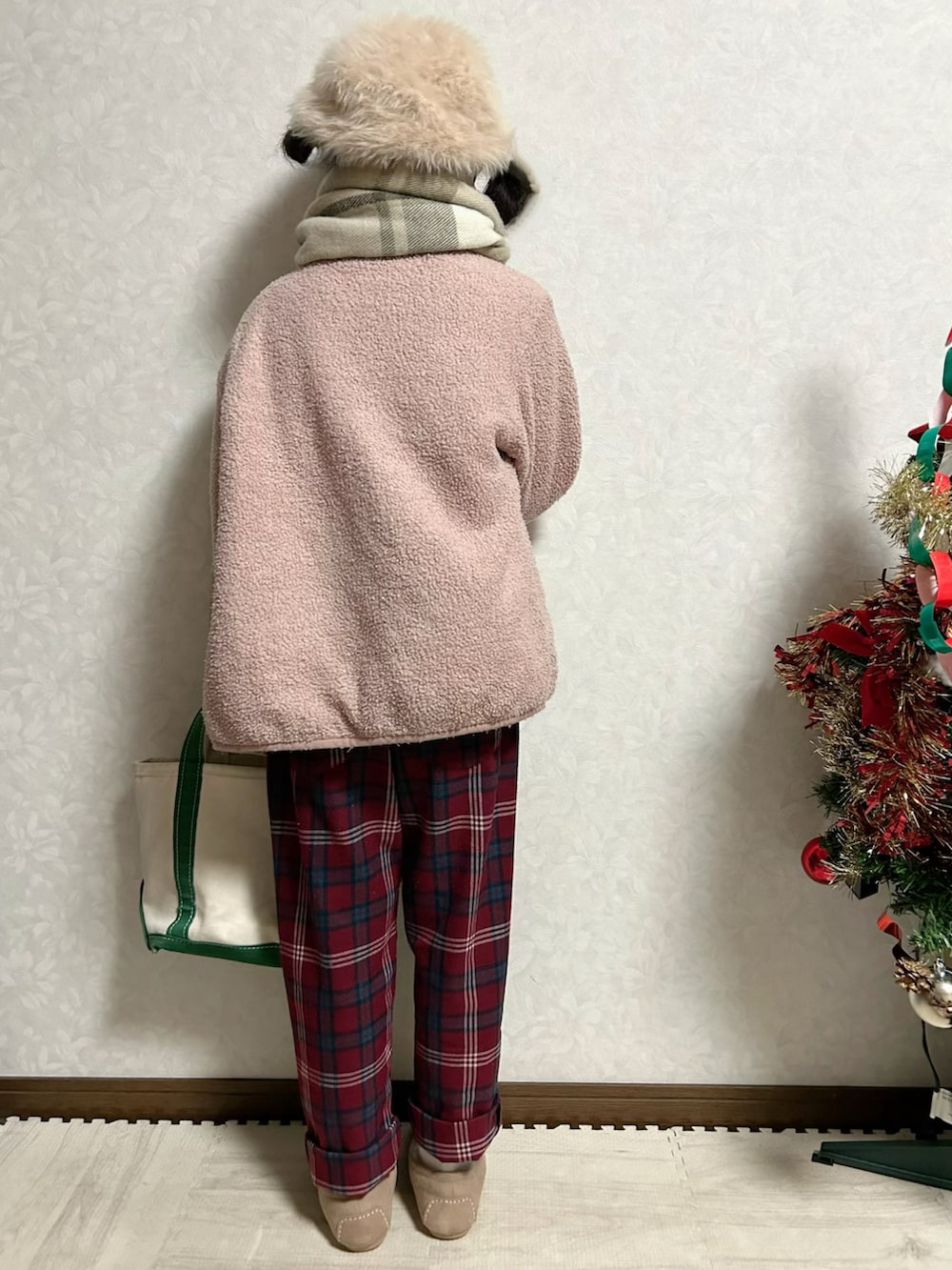 ホワイト系のTシャツ/カットソー、ベージュ系のベスト、ピンク系のブルゾンを着用したキッズの冬コーディネートの2枚目の写真