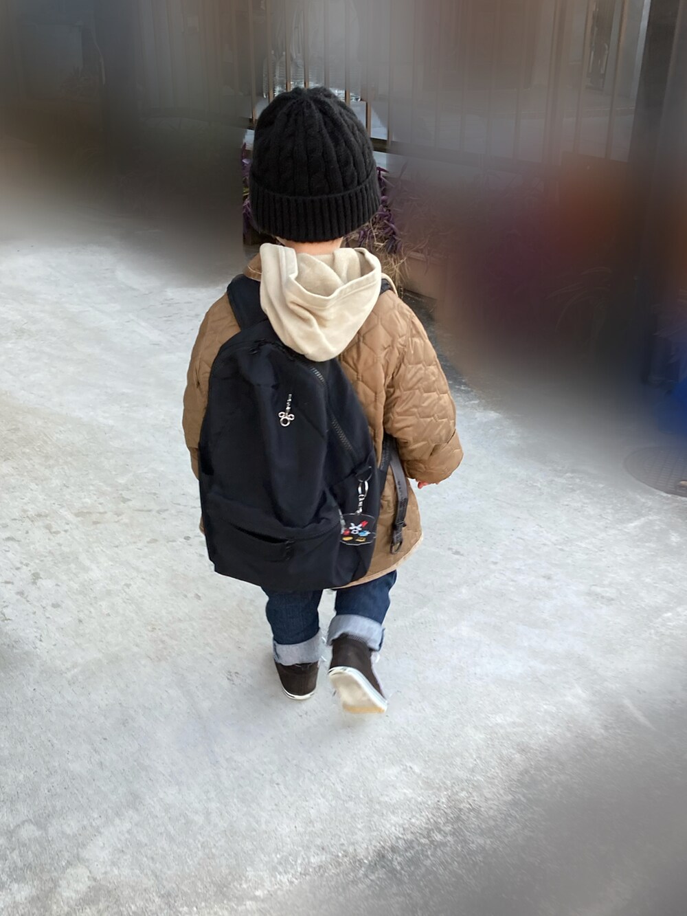 その他のシャツ/ブラウス、ベージュ系のパーカー、ブルー系のデニムパンツを着用したキッズの冬コーディネートの4枚目の写真