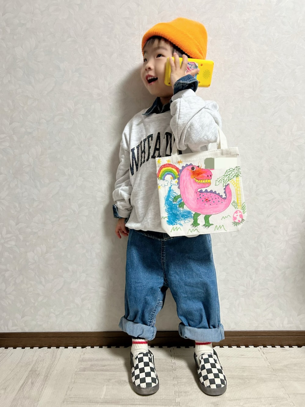 ブルー系のシャツ/ブラウス、グレー系のスウェット、ホワイト系のトートバッグを着用したキッズの冬コーディネートの4枚目の写真