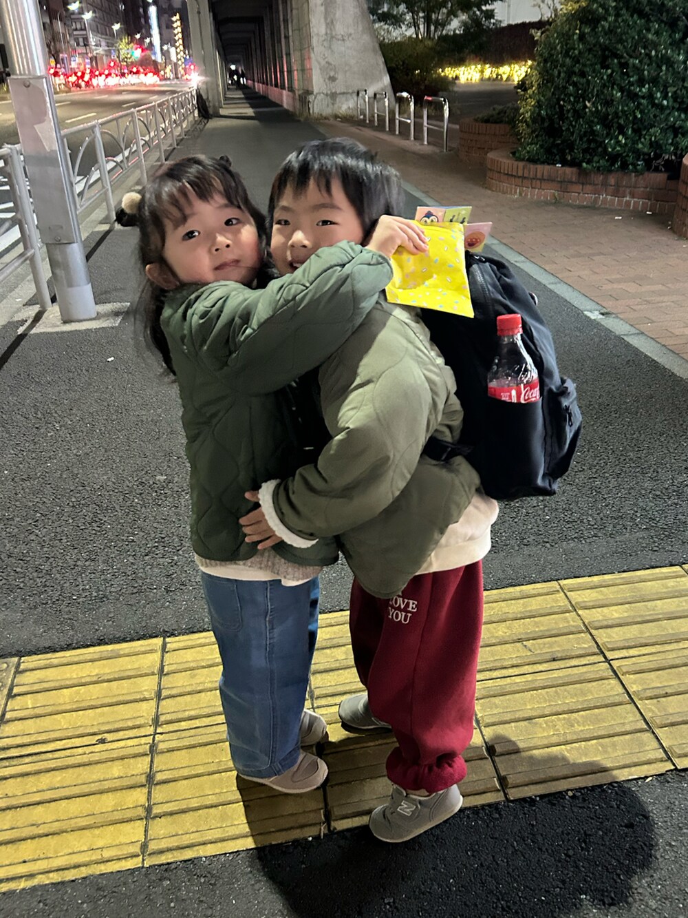 レッド系のセットアップ、レッド系のシャツ/ブラウス、グリーン系のノーカラージャケットを着用したキッズの冬コーディネートの5枚目の写真