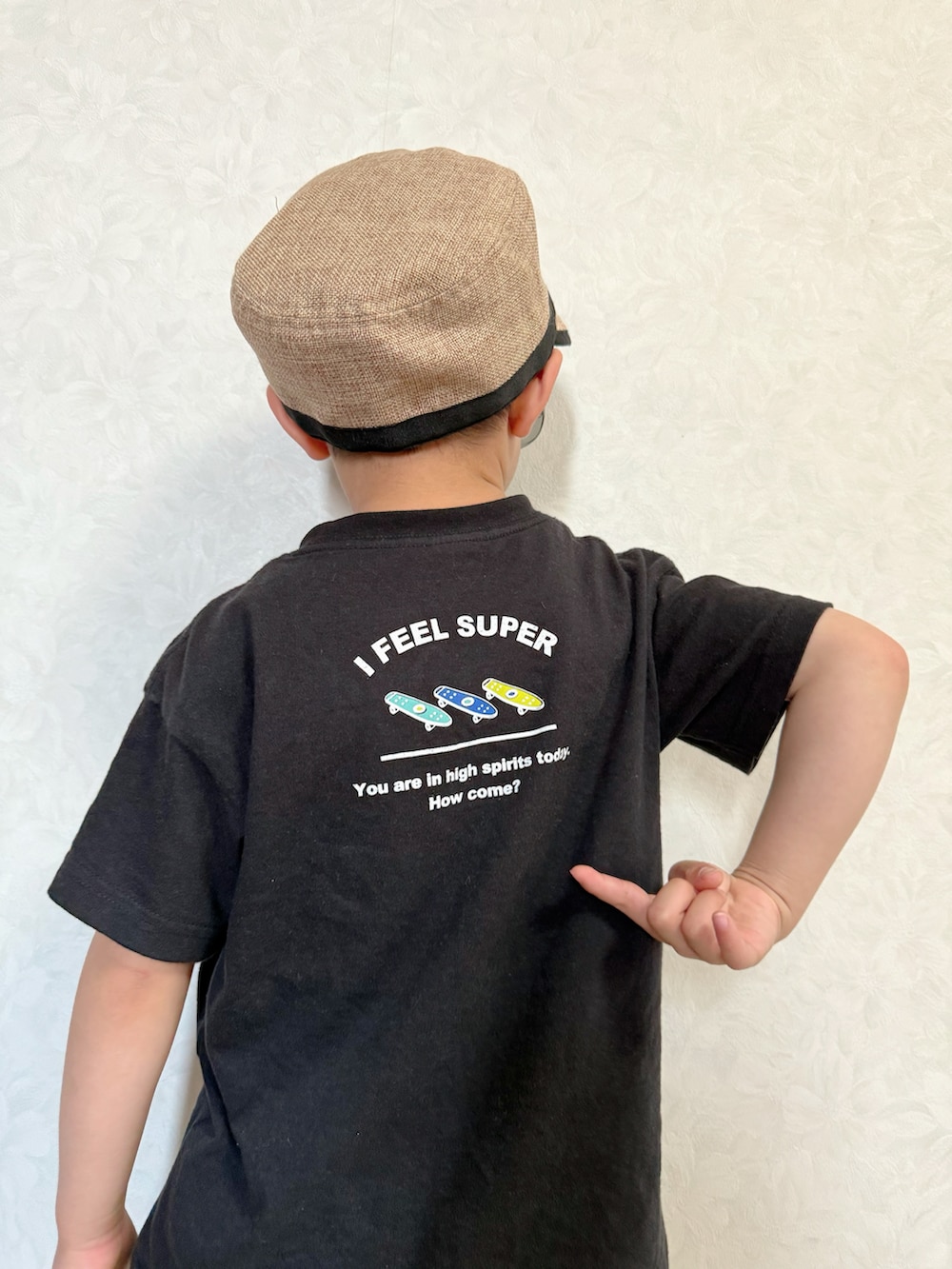 その他のTシャツ/カットソー、ベージュ系のベスト、グリーン系のその他パンツを着用したキッズの夏コーディネートの5枚目の写真