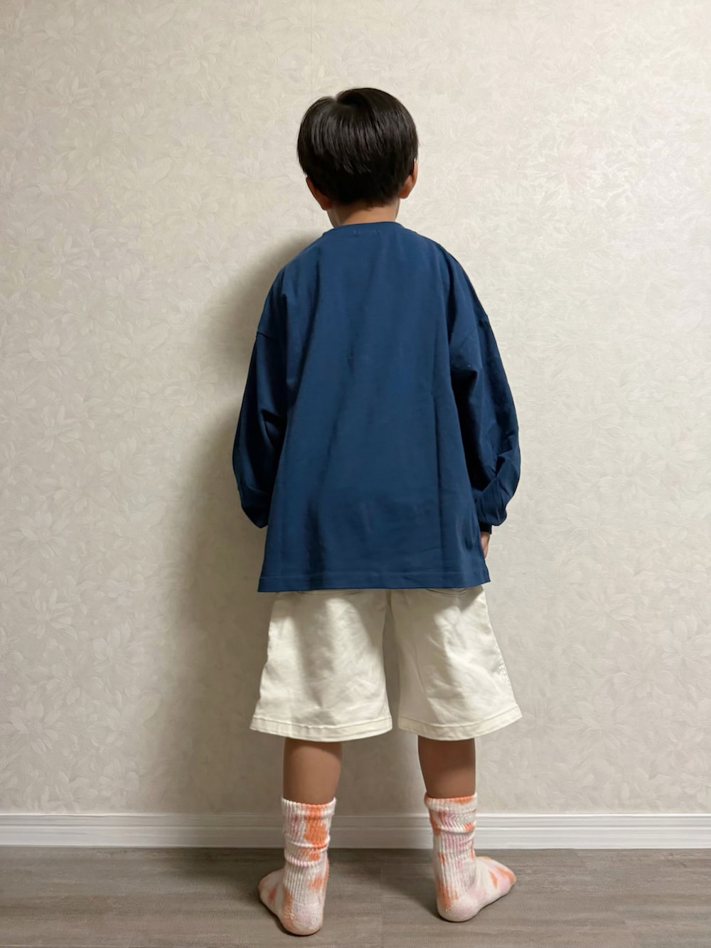 ホワイト系のデニムパンツ、ブラウン系のスリッポン、ブルー系のTシャツ/カットソーを着用したキッズの秋コーディネートの4枚目の写真