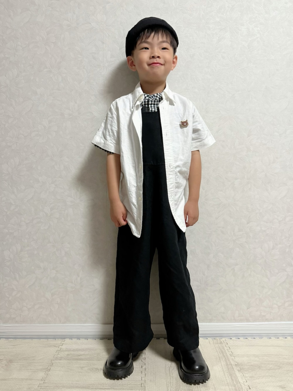ブラック系のサンダル、ブラック系のシャツ/ブラウス、ホワイト系のシャツ/ブラウスを着用したキッズの夏コーディネートの2枚目の写真