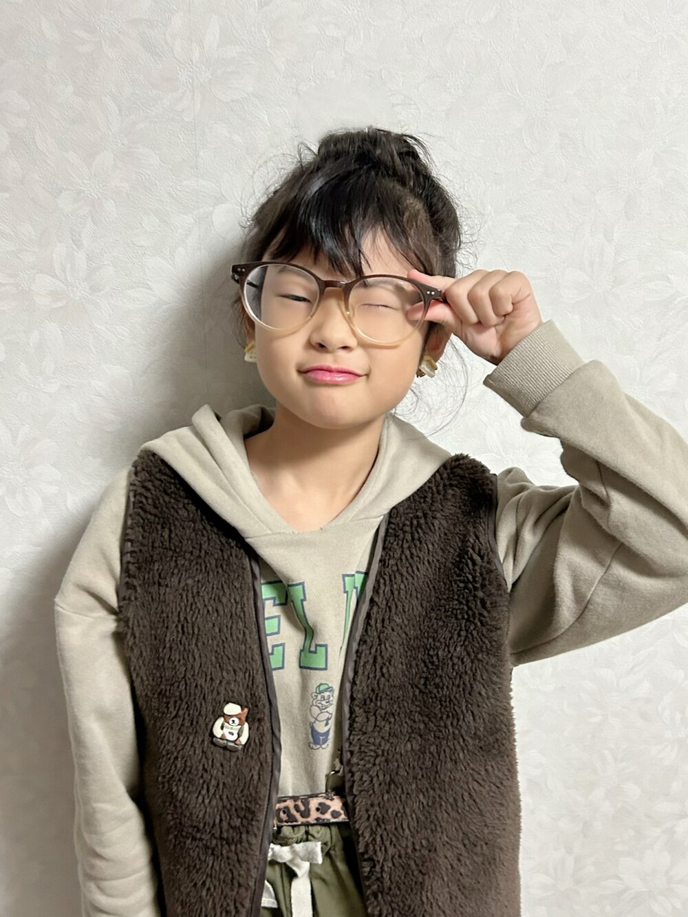 ベージュ系のパーカー、グリーン系のスウェット、グリーン系のサロペット/オーバーオールを着用したキッズの冬コーディネートの5枚目の写真