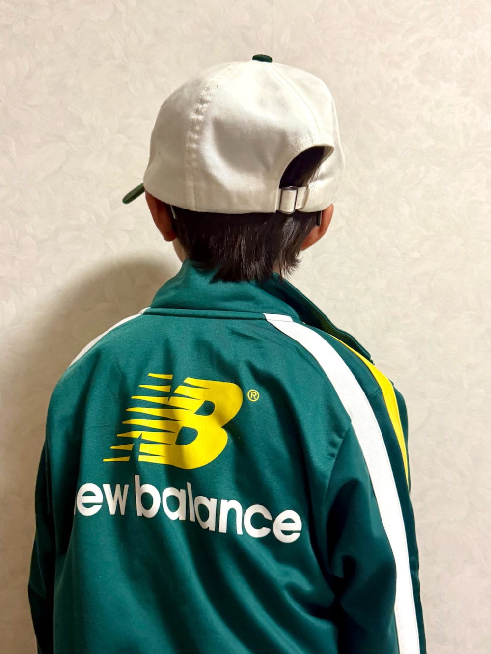グレー系のスニーカー、イエロー系のTシャツ/カットソー、グリーン系のジャージを着用したキッズの秋コーディネートの3枚目の写真