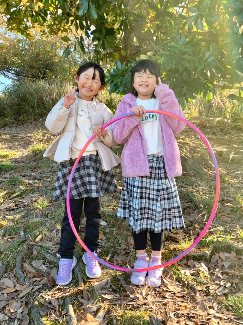 グレー系のスウェット、ブルー系のその他パンツ、グレー系のスニーカーを着用したキッズの冬コーディネートの5枚目の写真