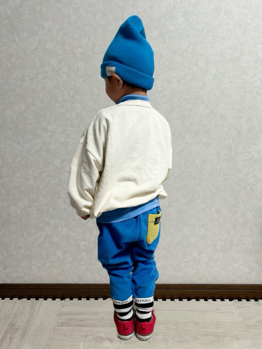 ホワイト系のスウェット、ブルー系のTシャツ/カットソー、イエロー系のダッフルコートを着用したキッズの冬コーディネートの5枚目の写真
