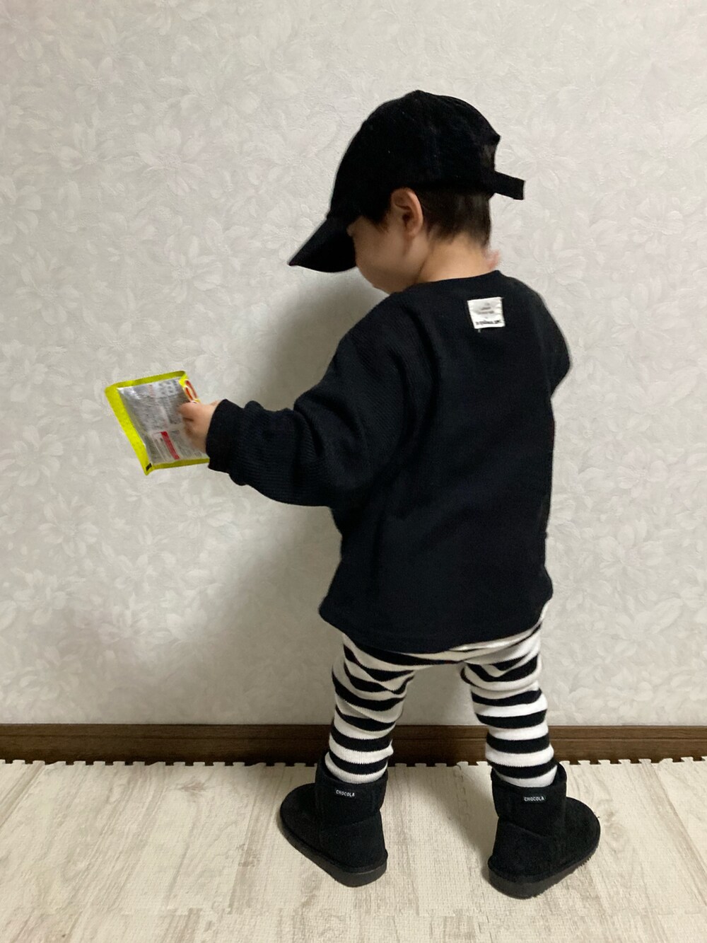 ホワイト系のTシャツ/カットソー、ブラック系のTシャツ/カットソー、ホワイト系のパンツを着用したキッズの冬コーディネートの5枚目の写真