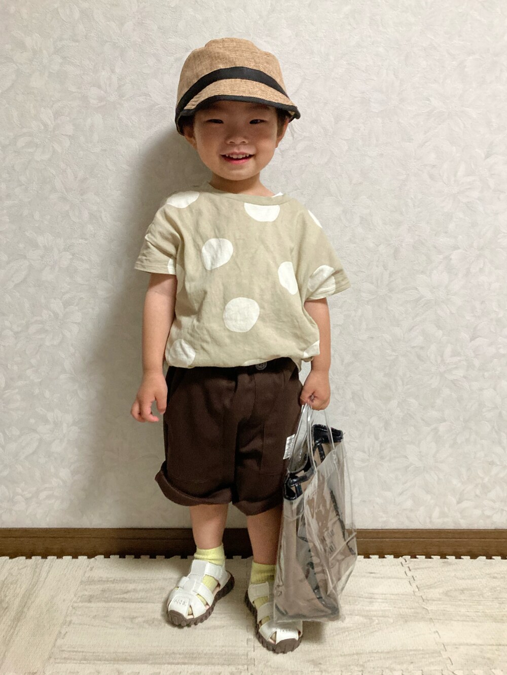 ホワイト系のタンクトップ、ベージュ系のTシャツ/カットソー、ブラウン系のパンツを着用したキッズの春コーディネートの2枚目の写真