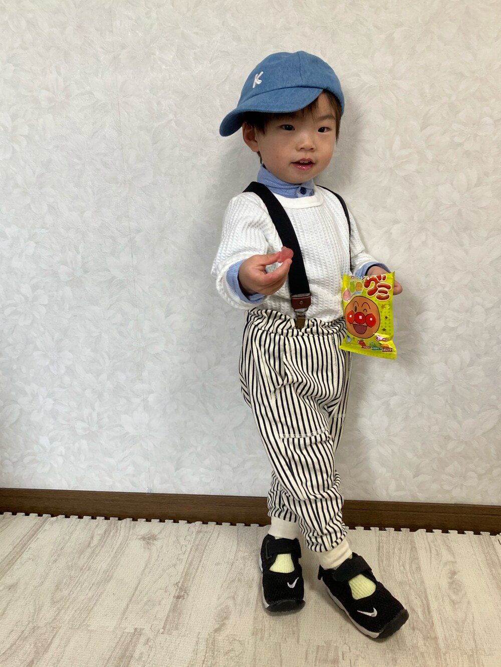 ブルー系のシャツ/ブラウス、ホワイト系のスウェット、ブルー系のその他パンツを着用したキッズの春コーディネートの3枚目の写真