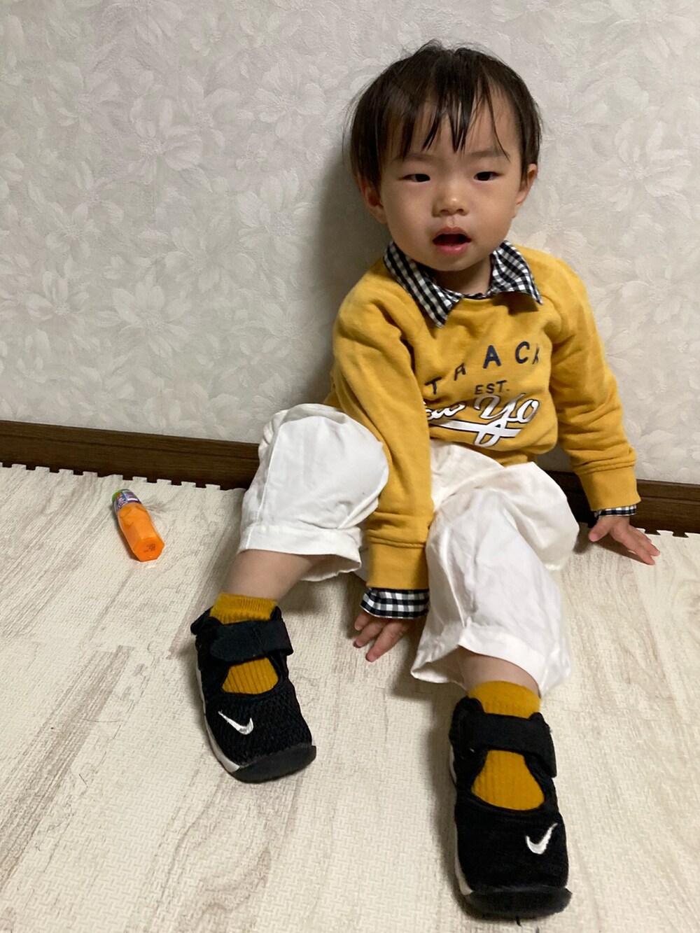 イエロー系のスウェット、その他のシャツ/ブラウス、ホワイト系のその他パンツを着用したキッズの秋コーディネートの2枚目の写真