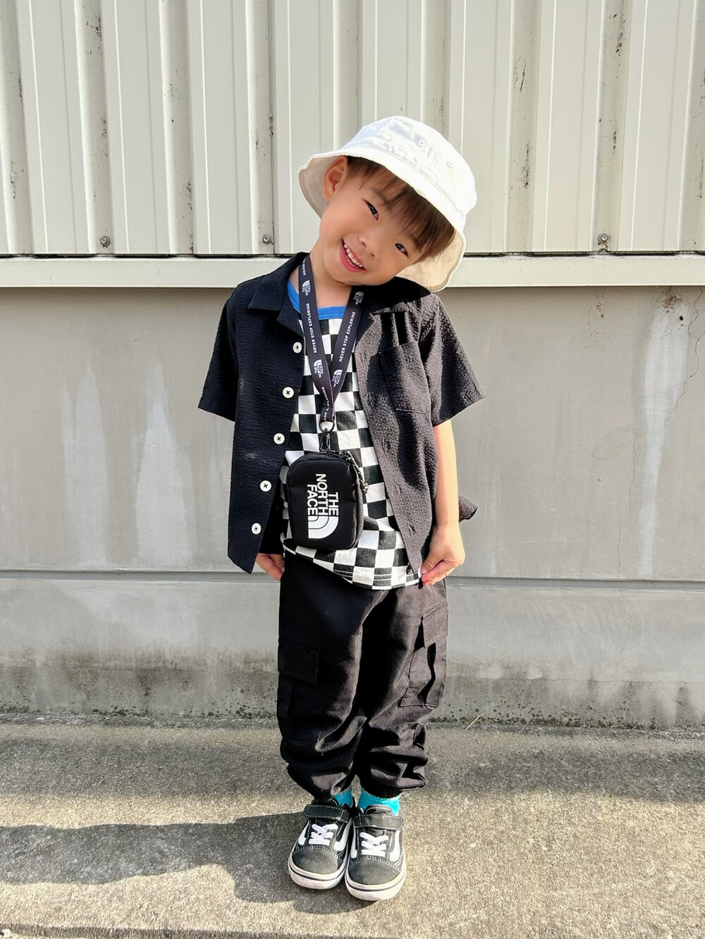 ブラック系のタンクトップ、ブラック系のシャツ/ブラウス、ブラック系のカーゴパンツを着用したキッズの夏コーディネートの3枚目の写真