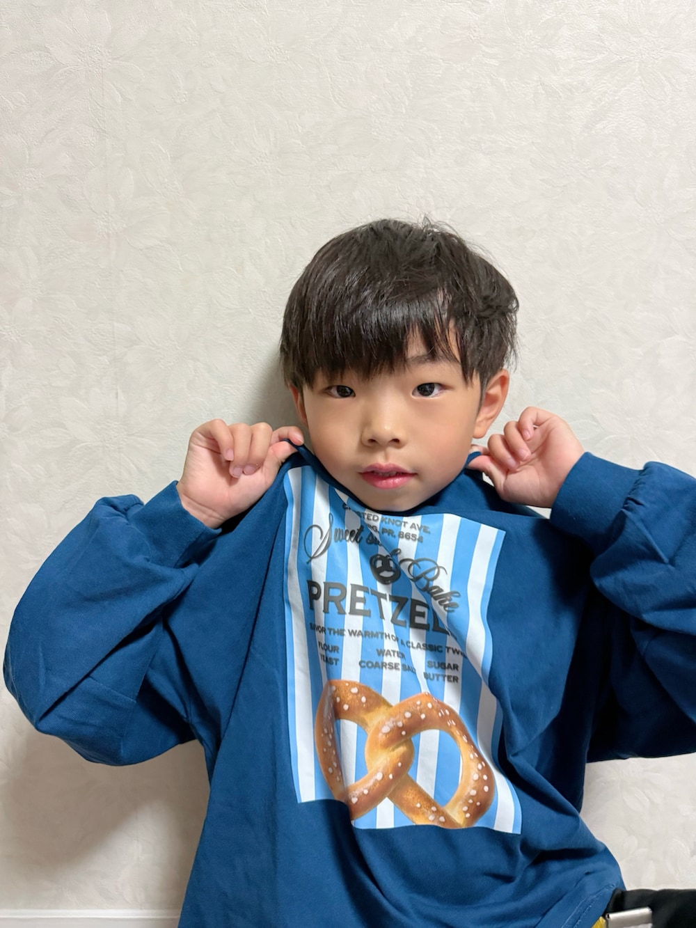 ブラック系のその他パンツ、ブラック系のスニーカー、ブルー系のTシャツ/カットソーを着用したキッズの秋コーディネートの2枚目の写真
