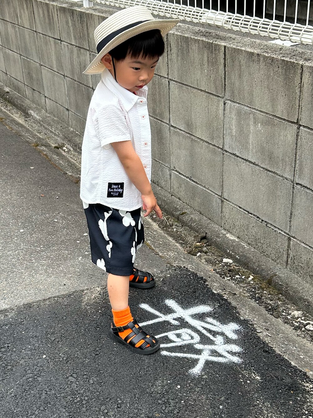 ホワイト系のタンクトップ、ホワイト系のシャツ/ブラウス、ブラック系のその他パンツを着用したキッズの春コーディネートの3枚目の写真