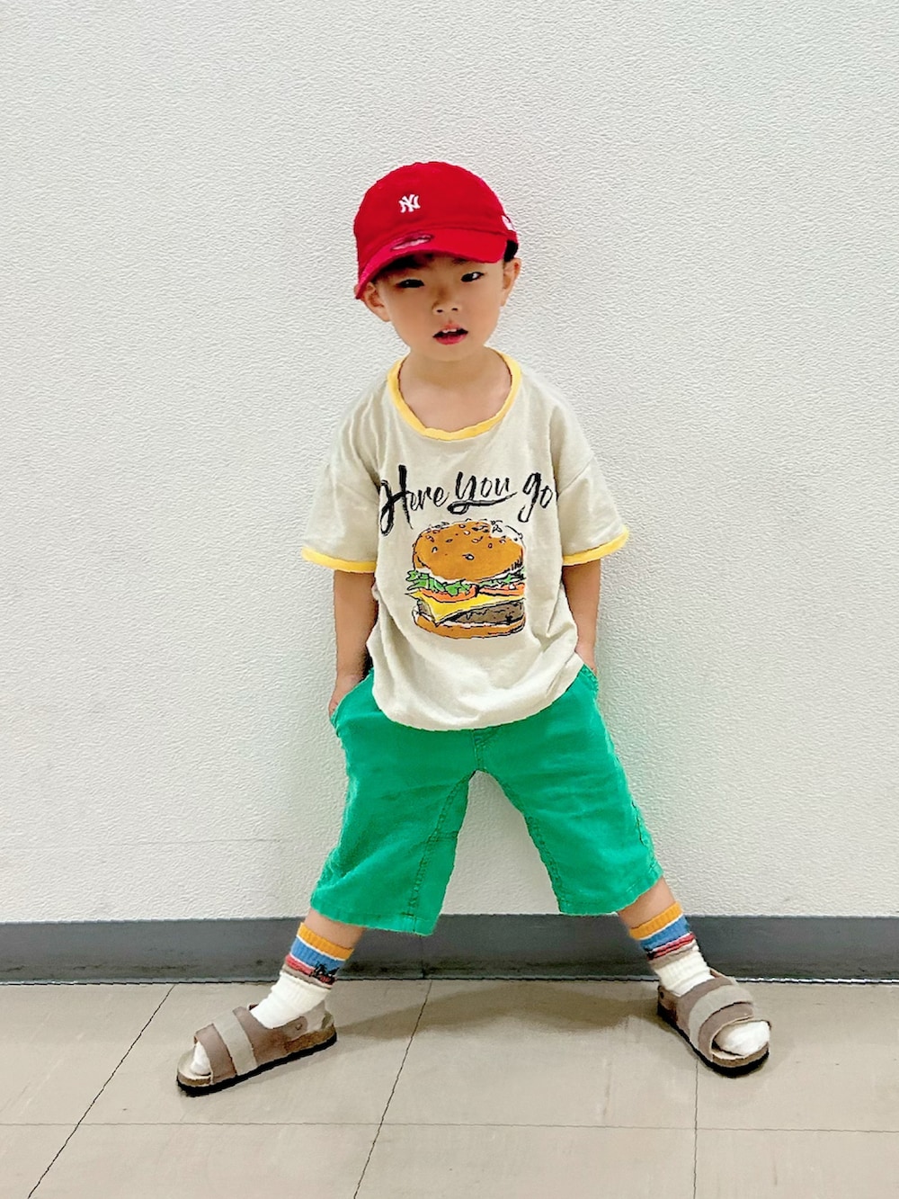 ホワイト系のTシャツ/カットソー、グリーン系のその他パンツ、ブラウン系のショルダーバッグを着用したキッズの夏コーディネートの4枚目の写真