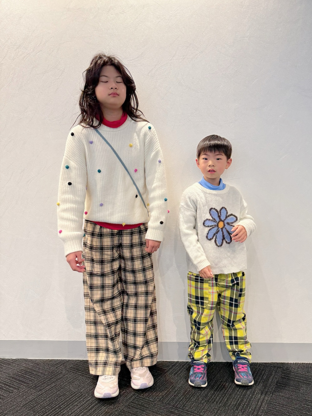 パープル系のスニーカー、その他のその他パンツ、レッド系のTシャツ/カットソーを着用したキッズの冬コーディネートの2枚目の写真