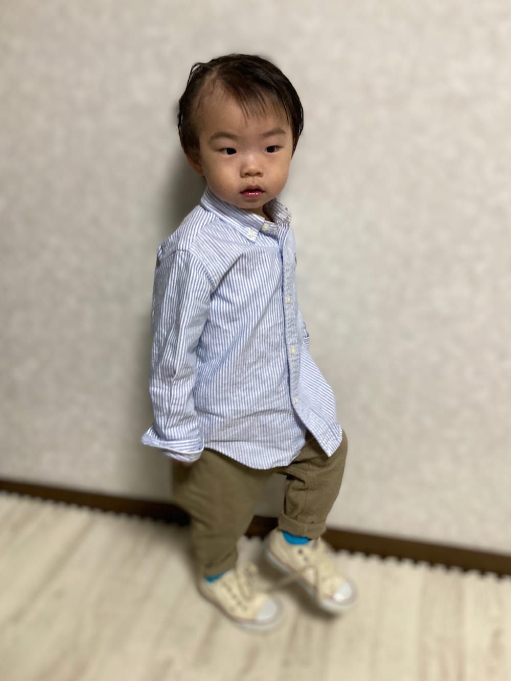 ブルー系のシャツ/ブラウス、ベージュ系のその他パンツ、ホワイト系のスニーカーを着用したキッズの春コーディネートの4枚目の写真