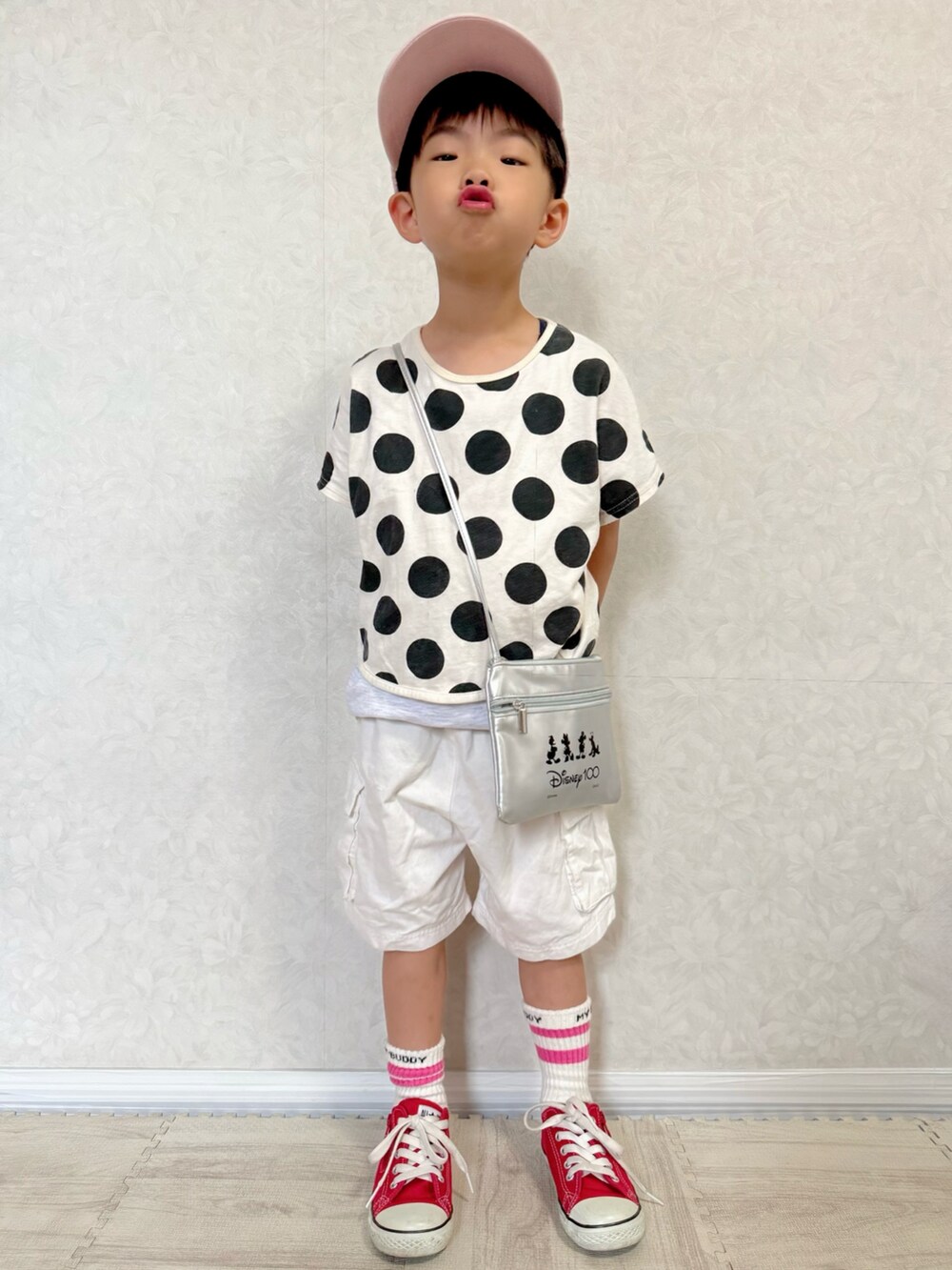 レッド系のスニーカー、ホワイト系のその他パンツ、ホワイト系のTシャツ/カットソーを着用したキッズの夏コーディネートの4枚目の写真