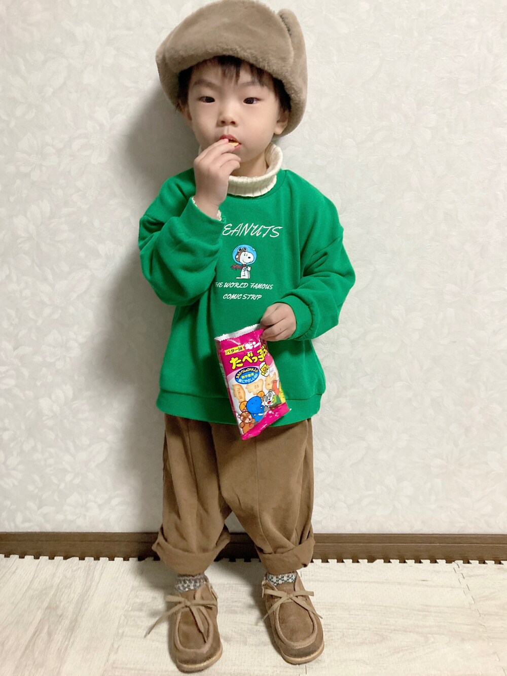 ホワイト系のニット/セーター、グリーン系のスウェット、ブラウン系のチノパンツを着用したキッズの冬コーディネートの2枚目の写真